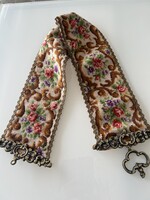 Rózsamintás gobelin cselédhívó cizellált réz végekkel, 107 cm hosszú