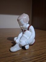 Aquincumi porcelán cipőt húzó, kötő fiú. Hibátlan. Jelzett