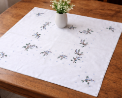 Gyönyörű, kézzel hímzett keresztszemes asztalterítő – Harangvirág mintás