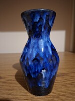 Kék csurgatott mázas kerámia váza. 18,2 cm. Jelzett.