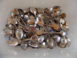 100 db. reklám kávés kanál. Szép állapotúak, néhány közülük ezüstözött.