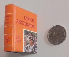 GYŰJTŐI ÁLLAPOT! Húszéves a Lányok, Asszonyok (1979) – Színes minikönyv