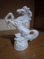 Irizáló, gyöngyház mázas, nagy méretű ágaskodó porcelán ló. 26,8 cm. Hibátlan. Jelzett