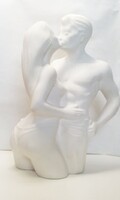 Szerelmi izzás. Világhy Árpád szobrász-keramikus alkotása rusztikus máz nélküli porcelán szobor