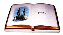Régi Képcsarnok Iparművészeti porcelán SZEGED A NYITOTT KÖNYV levélnehezék 7x12x3cm a képek szerint