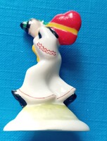 Herendi mini figura szívet cipelő fiú