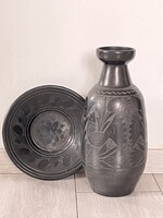 Népi karcagi fekete madaras virágos kerámia váza és falitányér