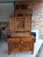 Egyedi kézzel faragott, vallási tematikájú tálaló szekrény.