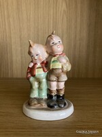 Vintage porcelán kisfiúk szobor