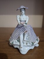Apulum porcelán ülő lány.