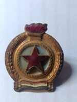 Rákosi-korszak tűzoltó sapkajelvény – vörös csillagos, zománcos