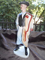 Kaldor Aurél Aquincum porcelán figura Csíkós férfi-kézi festés