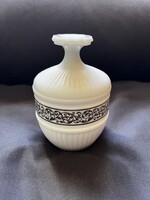 Avon márkájú tejüvegből készült fedeles tégely, bonbonier