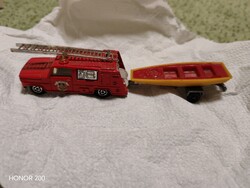 Tűzoltóautó mentőcsónakkal. Francia 1/80-as matchbox.