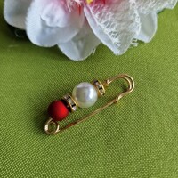 Kitűző, bross BRO388B - Gyöngyös melltű 13x38mm - fehér/piros