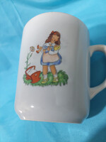 Zsolnay mesefigurás gyermekbögre.   „babázó kislány"