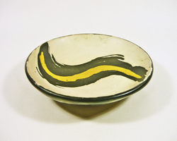GORKA LÍVIA, FEHÉR ÉS SÁRGA RETRÓ FALI TÁNYÉR 15.2 CM, 1950-ES ÉVEK KERÁMIA MŰVÉSZET! (G369)
