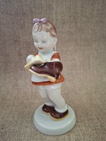 Royal Dux porcelán, cipőt pucoló kislány