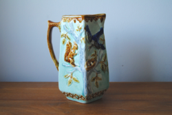 Gyűjtői 1890 k. Mouzin Lecat & Cie (Nimy, Belgium) majolika (Barbotine) kancsó madár, mókus jelenet