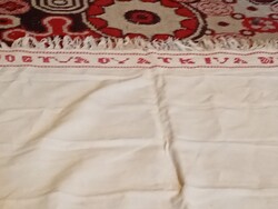 Feliratos dísztörülköző vagy kendő, amelybe nemcsak mintát, hanem egy egész nevet is belefontak/szőt