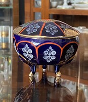 BÉCSI PORCELÁN JELZÉSŰ, FEDELES, 3 LÁBON ÁLLÓ  ÉKSZERTARTÓ DOBOZ 9.5 x 7.5 CM MAGAS