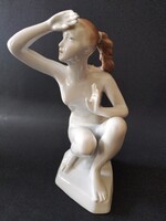 Aquincumi "Távolba néző" porcelán akt