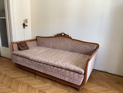 Kíváló állapotú, ágyneműtartós neobarokk kanapé, ami heverő funkciót is ellát