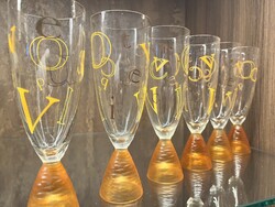 CHAMPAGNE CLUB - Veuve Clicquot „Alphabet” Kristály Pezsgőspohár Szett (6 db) – 1990, Új Állapot