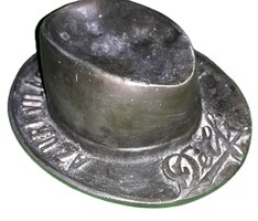 Antique - Delphi - gentleman's rabbit hair hat advertising heavy metal table decoration ashtray as shown in the pictures