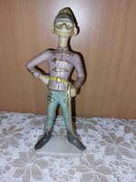 Drasche porcelán figura, Hadik Huszár, kőbányai porcelángyár, kalapja sérült