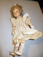 Régi antik porcelán baba 43 cm virágmintás ruha fehér kötény