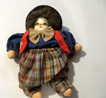 Régi antik porcelán fejű bohóc baba 20 cm kockás nadrág piros mellény