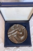 Bronz Győri ETO emlékplakett dobozában, domborműves technikával készült