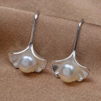 ELEGÁNS GOLD FILLED GINKO LEVÉL FORMÁJÚ FÜLBEVALÓ 1 SZÉP FEHÉR ÜVEG GYÖNGGYEL,BEAKASZÓS TÜKÖR FÉNYES