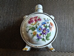 Jelzett porcelán díszkulacs