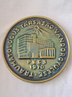 Pajzspecsétes Zsolnay eozin plakett "TRAUMATOLÓGUS TÁRSASÁG VÁNDORGYŰLÉSE PÉCS 1970"