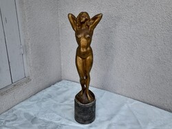 Maugsch Gyula női akt szobor