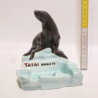 Kispest "Tatai brikett" jelzett jéghegyen ülő fekete fókás gránit keménycserép reklám hamutál (3816)