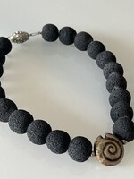 Lávakő nyakék ezüstözött csiga középpel, 46 cm hosszú