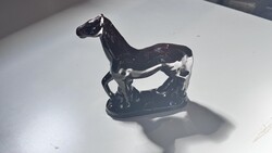 Vintage kerámia ló figura talapzaton (majolika jellegű)