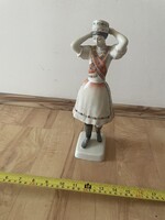 Hollóházi porcelán népviselet es ruhát viselő hölgy