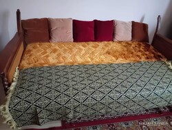 RÉGI,ROJTOS FEKETE-SÁRGA NAGY SZŐTTES  FOTELBA., ÁGY MELLÉ..  MÉRETE:HOSSZ:192 CM + 2X7 CM ROJT =206