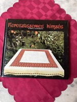 Keresztszemes hímzés könyv.