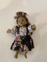 Sorszámozott spanyol karakterbaba (20 cm) – Különleges, durcás kislány