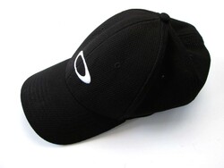 Original Oakley (one size) men's adjustable black baseball cap with Oakley logo on the front!