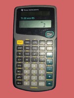 Régi működő TEXAS INSTRUMENTS napelemes intelligens zsebszámológép a képek szerint