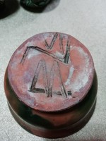 Jelzett kerámia váza 24.a képeken látható állapotban van 8cmx12cm.Akció Aukció több száz termék vegy