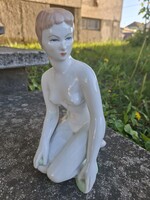 Aquincum porcelán térdelő akt