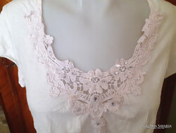 T-shirt decorated with lace. 40's.