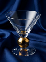 Orrefors Nobel martini- vagy pezsgőspohár, amelyet Gunnar Cyrén tervezett 21 karátos arannyal bevont